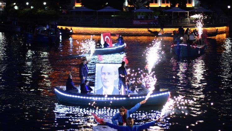 Eskişehir’de Porsuk Çayı’nda Fener Alayı Coşkusu