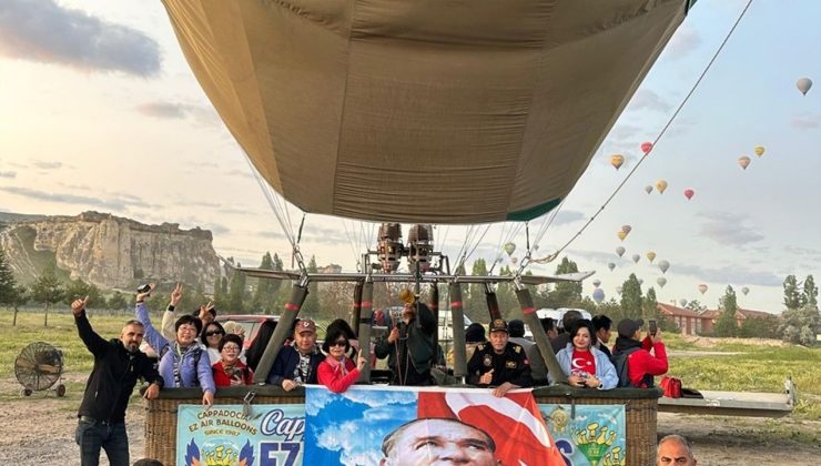 Kapadokya’da Gökyüzü Türk Bayraklarıyla Şenlendi
