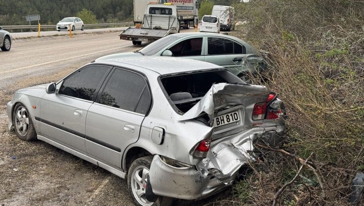 Kastamonu’da Kazada 4 Kişi Yaralandı: Otomobil Arızalı Araçta Çarpıştı