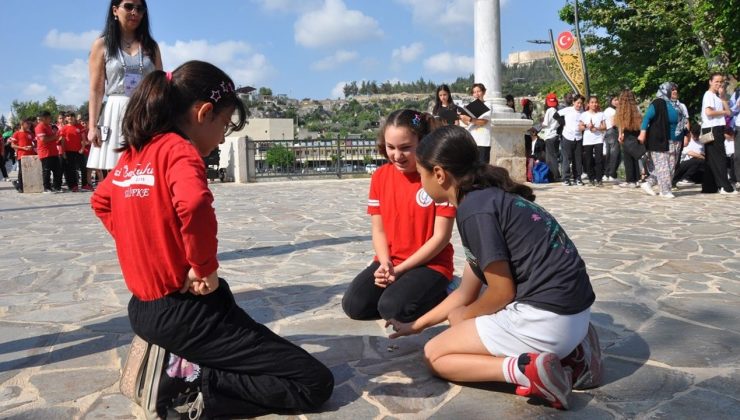 Mersin’de Atık Materyallerle Hazırlanan Kıyafetler Tarihi Taş Köprü’de Sergilendi