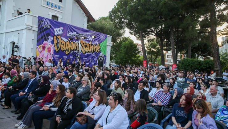 Uşak’ta ‘Misafir’ Oyunu Vagon Sahnesinde Büyüledi