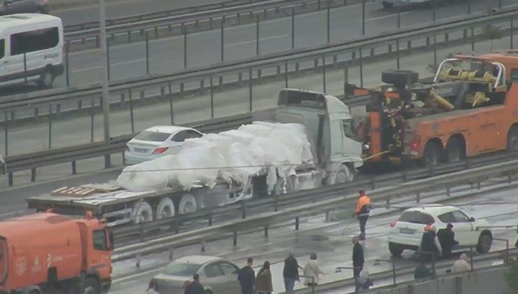 Zeytinburnu’nda Tırdan Dökülen Alçı Trafiği Kitledi