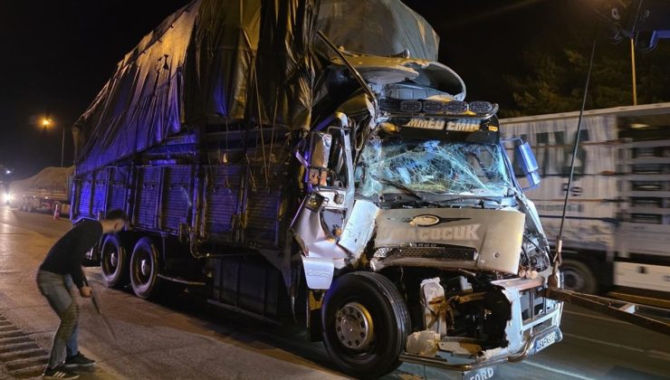 Adana-Pozantı Otoyolu’nda Maddi Hasarlı Kaza Trafiği Aksattı