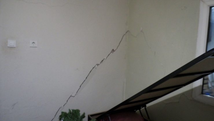 İzmir’de Tünel İnşaatı Sonrası Duvarlar Yıkılıyor