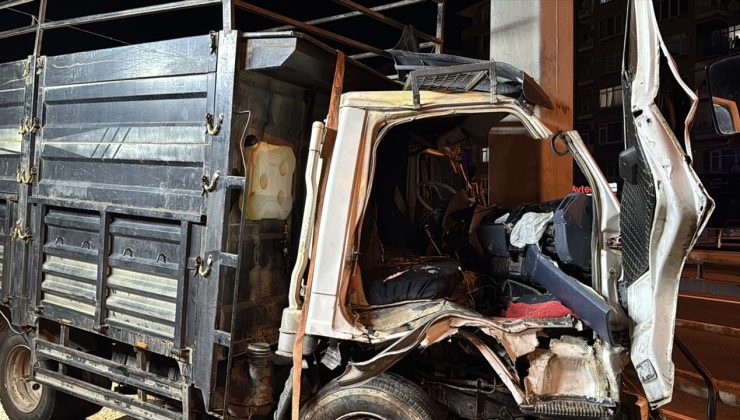Kocaeli’de Yön Tabelasına Çarpan Kamyonet Sürücüsü Yaralandı