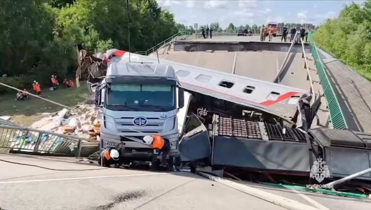 Rusya’da Otoyol Köprüsü Tren Üzerine Çöktü: 7 Ölü
