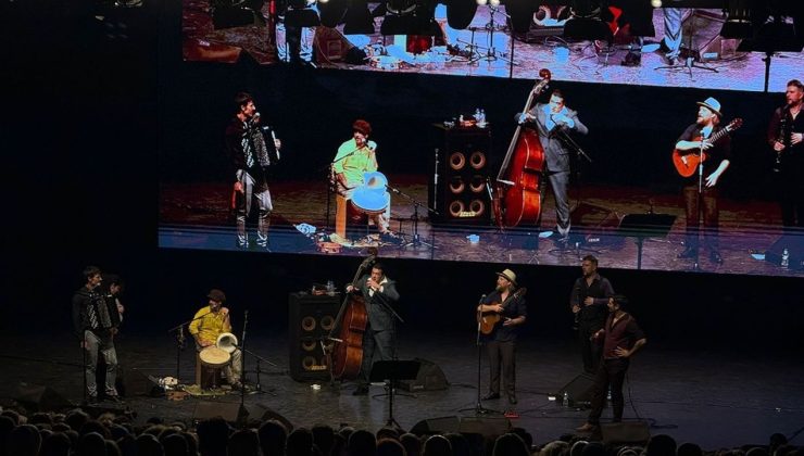 Candan Erçetin ve Barcelona Gipsy Klezmer Orkestrası Bursa’da Muhteşem Bir Konser Verdi