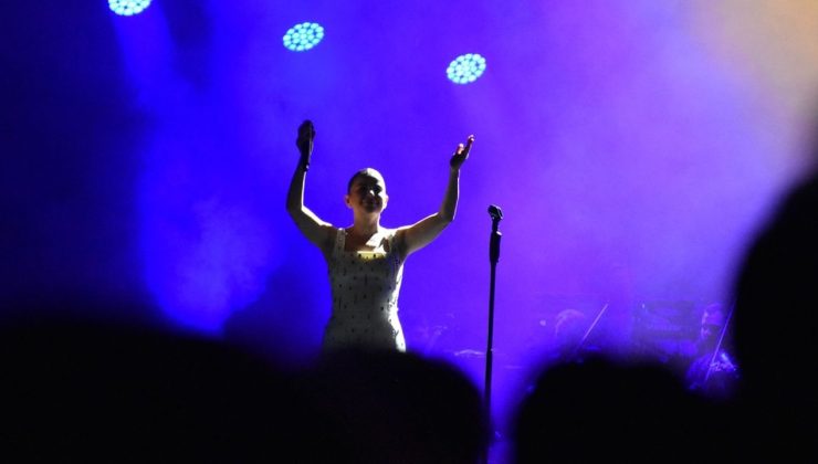 Merve Özbey Trabzon Kültür Yolu Festivali’nde Coşku Dolu Bir Konser Verdi