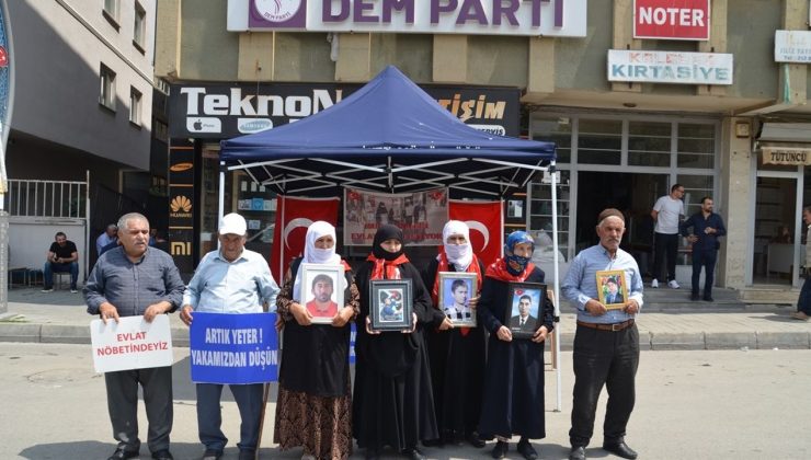 Muş’ta Aileler DEM Parti Önünde Evlat Nöbetini Sürdürüyor