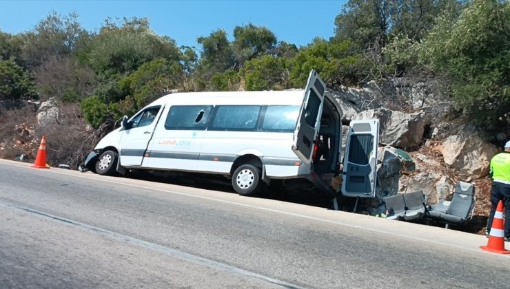 Antalya’da Tur Minibüsü Kayalıklara Çarptı: 17 Yaralı
