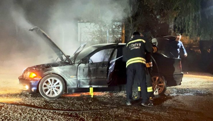 Park halindeki otomobil alev alev yandı