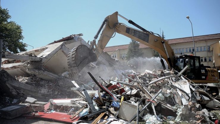 Balıkesir’deki Depremde Yıkılan Binanın Enkaz Kaldırma Çalışmaları Başladı