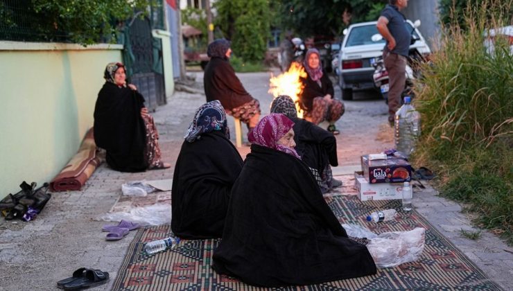 Balıkesir Sındırgı’daki Depremler Geceyi Sokakta Geçiren Sakinleri Ürkütti