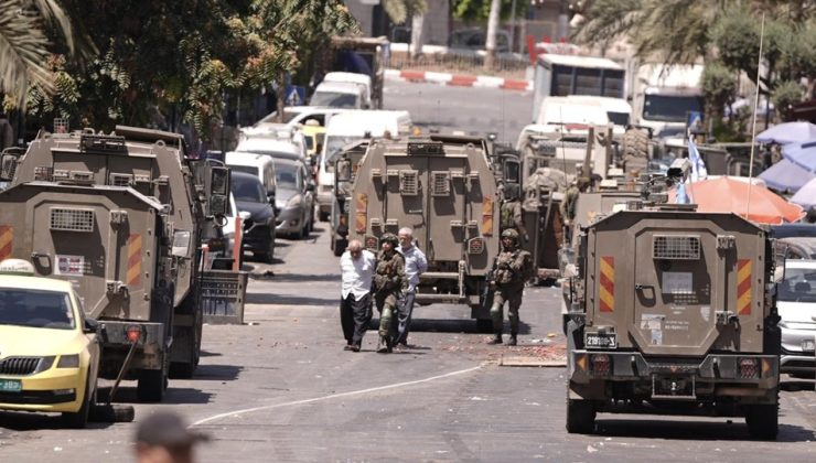 Katil İsrail ordusu Batı Şeria’nın El Halil ile Ramallah kentlerine eş zamanlı baskınlar düzenledi