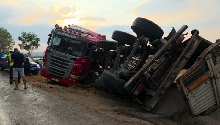 Bursa’da Devrilen Tırın Sürücüsü Yaralandı