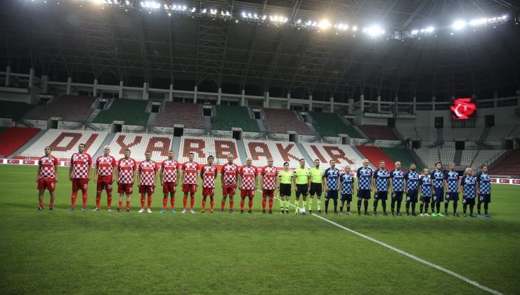 Gençlik ve Spor Bakanı Bak, Diyarbakır’da ‘Gösteri Maçı’na Katıldı
