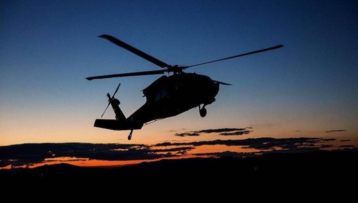 İngiltere’nin Wight Adası’nda bir helikopter tarlaya düştü