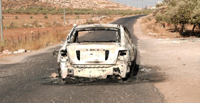 İşgalci İsrailliler, Filistinlilere ait arazi ve araçları ateşe verdi