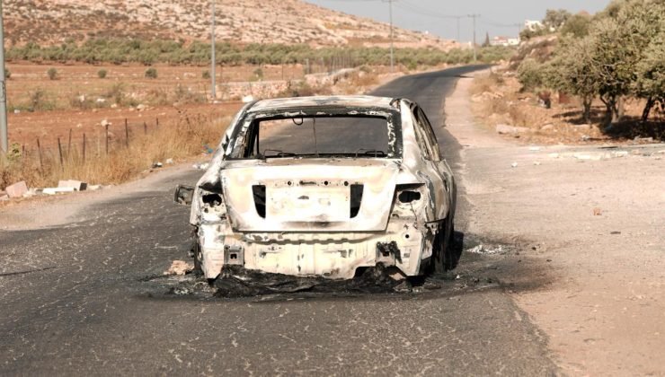 İşgalci İsrailliler, Filistinlilere ait arazi ve araçları ateşe verdi