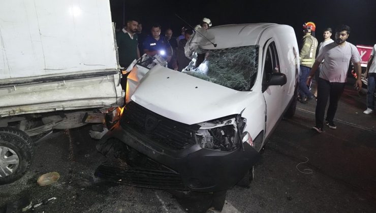 İstanbul’da Hafif Ticari Araç Kamyonete Çarptı: 3 Yaralı
