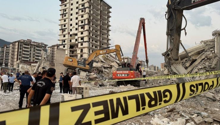 Kahramanmaraş’ta Yıkım Esnasında Bina İş Makinesinin Üzerine Devrildi