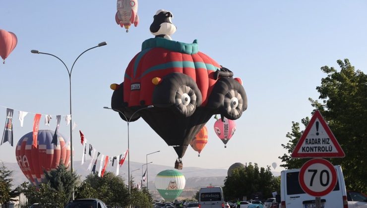Kapadokya’da Renkli Figürlü Sıcak Hava Balonları Gösterisi