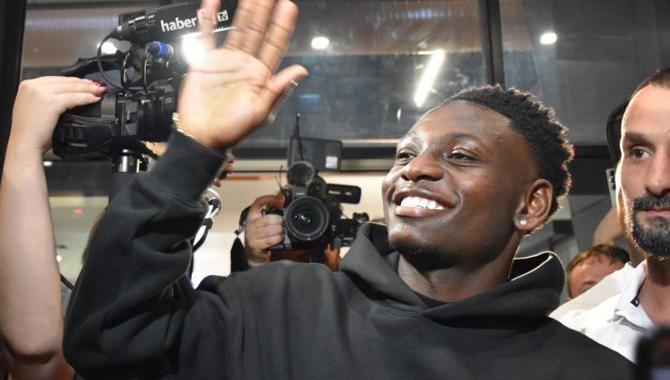 Kazeem Olaigbe Trabzonspor’a Geldi: Taraftarlar Coşkulu Karşıladı