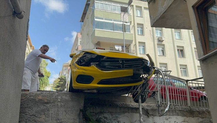 Küçükçekmece’de Freni Tutmayan Taksi Duvarda Asılı Kaldı
