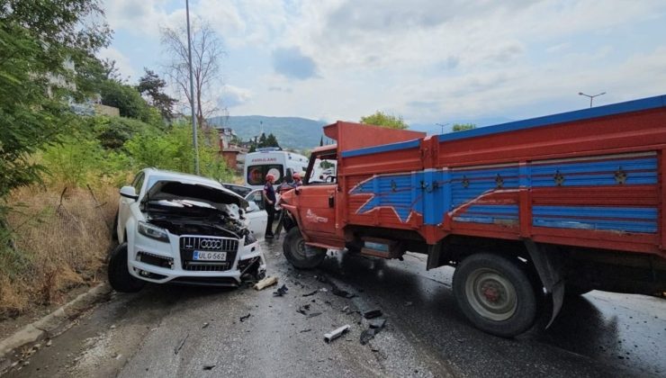 Sakarya’da Kamyonet ile SUV Çarpıştı: 5 Yaralı