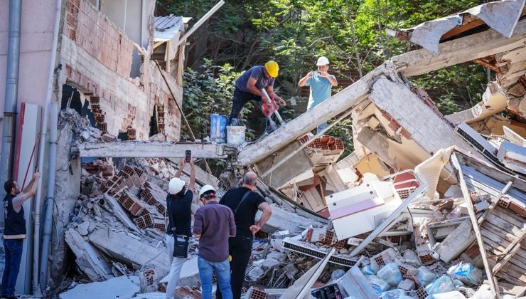 Sındırgı’daki Depremde Yıkılan Binadan Karot Örneği Alındı
