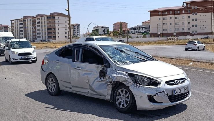 Sivas’ta Kamyonet ve Otomobil Çarpıştı: 6 Yaralı