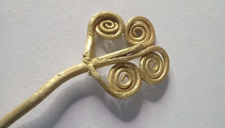 Troya’da 4 bin 500 yıllık altın broş ve ender yeşim taşı gün ışığına çıkarıldı