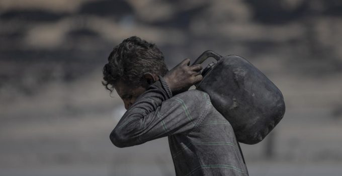 Soykırımcı İsrail ordusu Gazze’de kara saldırılarını genişleterek Filistinlilere kenti terk etmeleri çağrısı yaptı