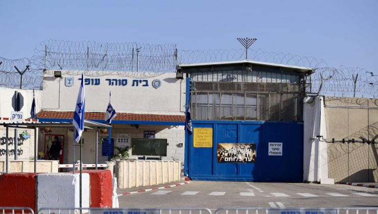 İsrail, sınır dışı ettiği Filistinli esirlerin aileleriyle bir araya gelmesini engelliyor