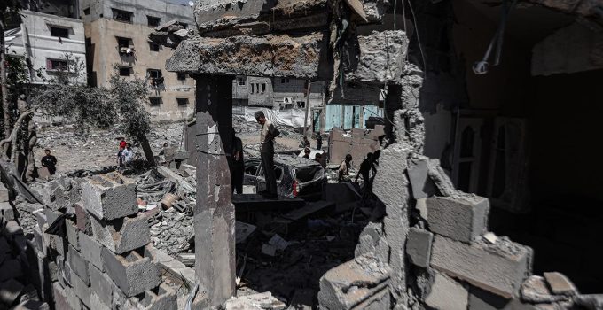 Katil İsrail Gazze’de bir binayı vurdu: 7 ölü, 18 yaralı