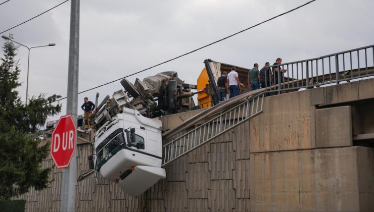 İzmir’de viyadükte asılı kalan tırın sürücüsü yaralandı