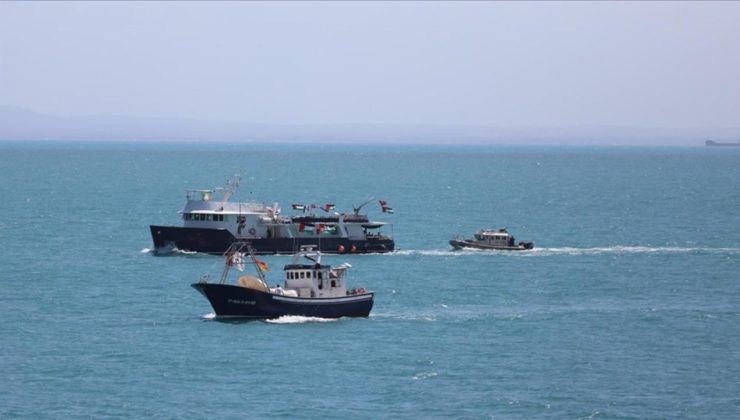 Türkiye, Gazze’ye yardıma giderken su alan teknedeki yolcuları tahliye etti