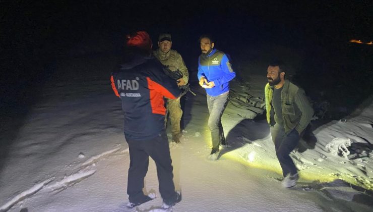 Ağrı’da karda mahsur kalan 2 kişi kurtarıldı