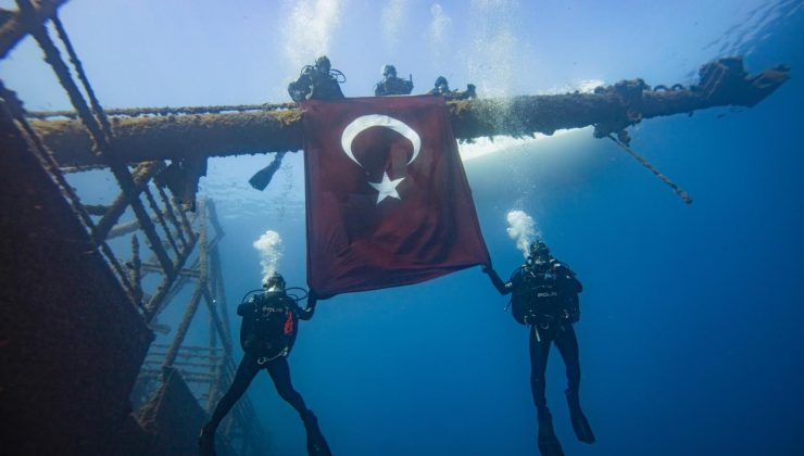 İzmir’de deniz polisleri su altında Türk bayrağı açtı
