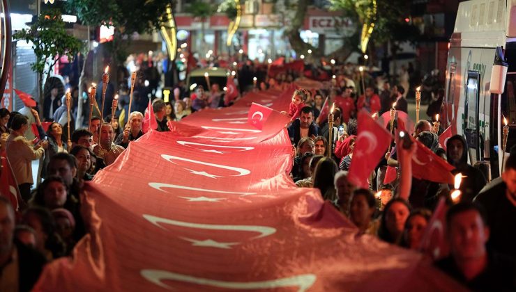 Serik’te 200 metrelik bayrakla “Cumhuriyet” yürüyüşü