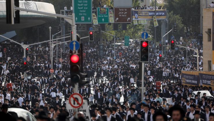 Binlerce Ultra Ortodoks Yahudi, zorunlu askerlik karşıtı gösteri düzenliyor