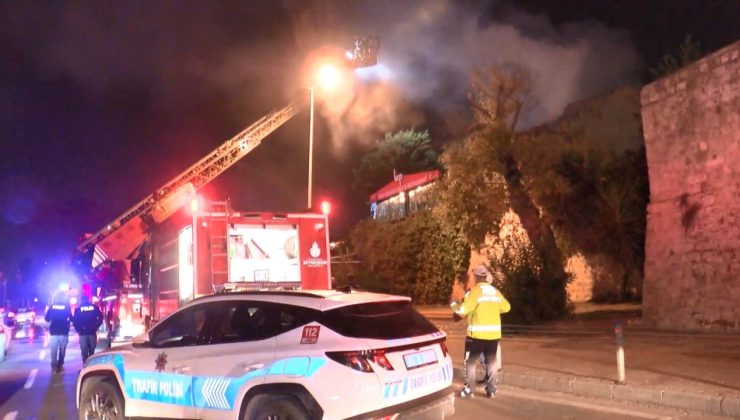 Fatih’te 2 katlı metruk binada yangın