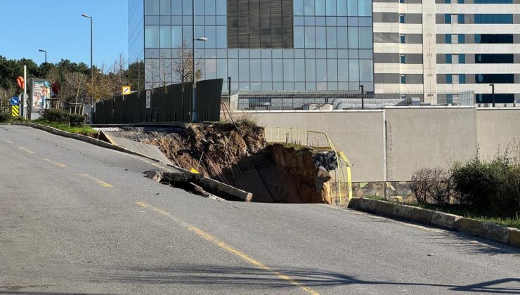 İstanbul’da istinat duvarının yıkılması sonucu yol çöktü