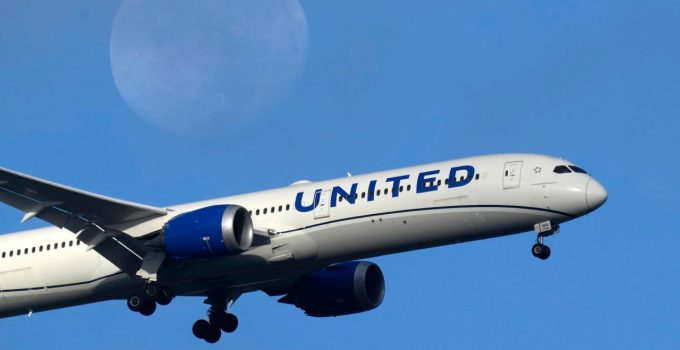 United Airlines uçağına çarpan gizemli cismin ne olduğu ortaya çıktı