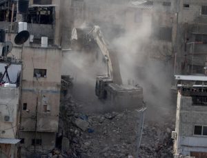 İşgalci İsrail ordusu, Batı Şeria’da Filistinlilere ait bir binayı yıktı