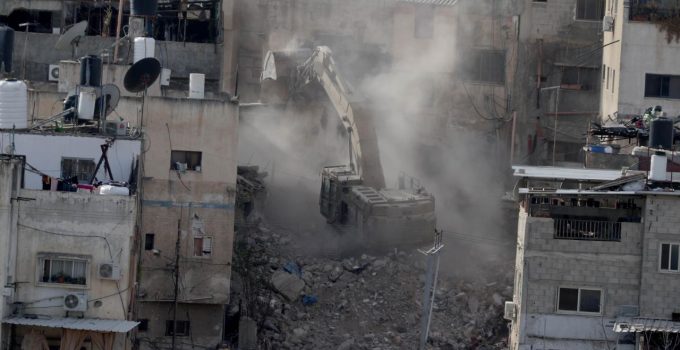 İşgalci İsrail ordusu, Batı Şeria’da Filistinlilere ait bir binayı yıktı