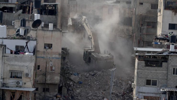 İşgalci İsrail ordusu, Batı Şeria’da Filistinlilere ait bir binayı yıktı