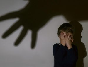 Çocuklara fiziksel şiddet, daha düşük eğitim seviyesi ve davranış sorunlarıyla bağlantılı