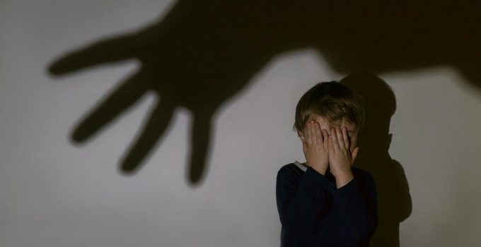 Çocuklara fiziksel şiddet, daha düşük eğitim seviyesi ve davranış sorunlarıyla bağlantılı