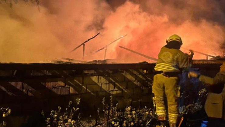 Müstakil evde çıkan yangın bitişikteki eve sıçradı, 2 ev küle döndü